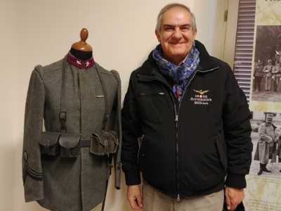 L'uniformologo barese Piero Violante, collezionista di abbigliamenti militari storici. E' accanto a un'uniforme da sergente maggiore della Grande guerra: il colletto rosso carminio � decorato con due stellette bianche e sulle spalle � appoggiato un porta caricatori in pelle